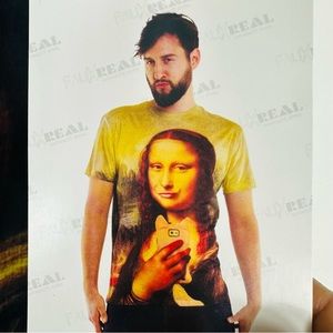 Faux Real Mens Mona Lisa smile selfie Novelty Shirt 
Size XL